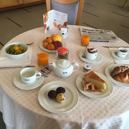 Una Hotel Lodi מלון לודי