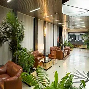 Una Hotel Lodi מלון 4*