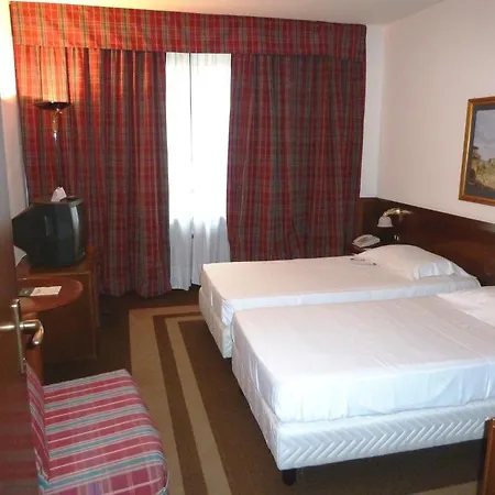 Una Hotel Lodi מלון 4*