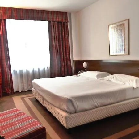 Una Hotel Lodi 4* לודי