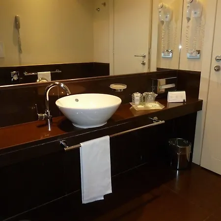 Una Hotel Lodi מלון 4*