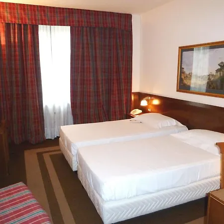 Una Hotel Lodi מלון