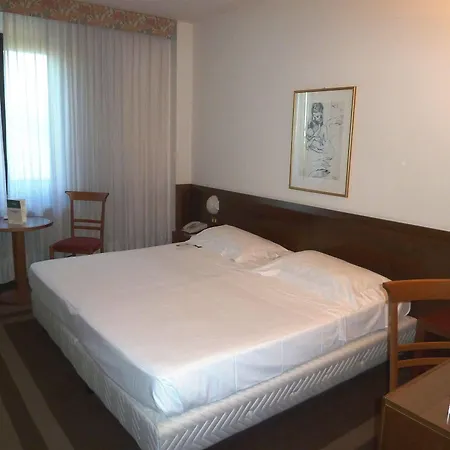 Una Hotel Lodi מלון לודי