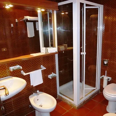 Una Hotel Lodi מלון 4*