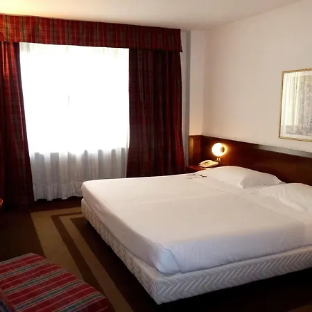 Una Hotel Lodi מלון 4*