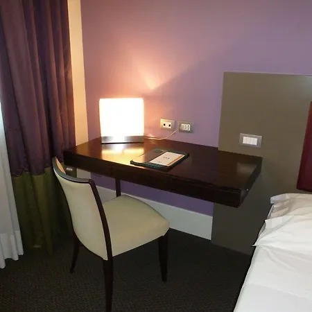 מלון Una Hotel Lodi לודי