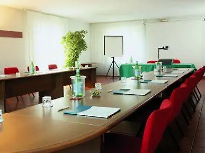 Una Hotel Lodi מלון 4*