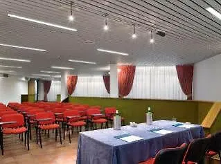 Una Hotel Lodi מלון 4*
